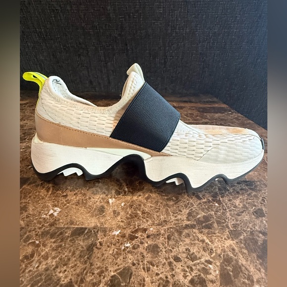 Sorel. Kinetic™ Impact II Strap Sneakers. White/Black. Size 7. - Picture 2 of 11